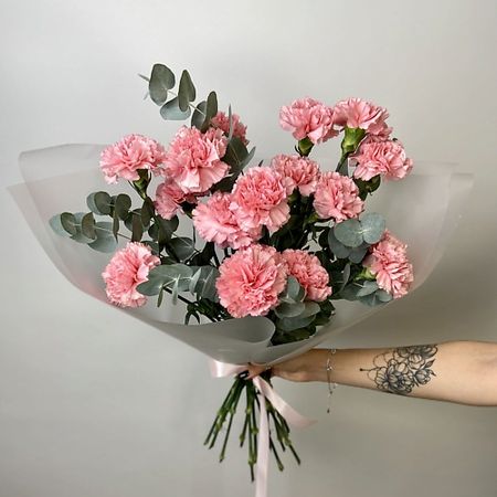 Букет живых цветов БУКЕТНЫЙ ДОМИК Дуо-букет 17 гвоздик и эвкалипт миниатюрный домик из смолы