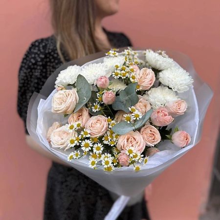 Букет живых цветов РЯБИНА ЦВЕТОЧНАЯ МАСТЕРСКАЯ Букет из нежных пионовидных роз ромашек и хризантем