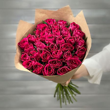 Букет живых цветов БУКЕТ МАРКЕТ ДАРИТЕ С УДОВОЛЬСТВИЕМ Букет из 39 малиновых роз в крафте Кения 40 см