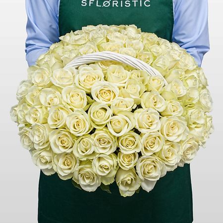 Букет живых цветов STUDIO FLORISTIC Композиция из Роз Кения 50 см в корзине «Молочная Ваниль»