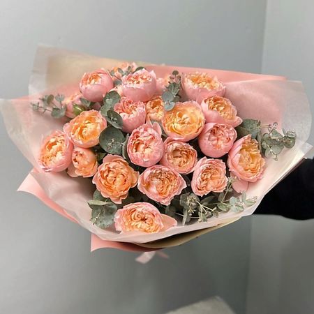 Букет живых цветов FLORES Персиковые премиум кустовые пионовидные розы Джульетта с эвкалиптом