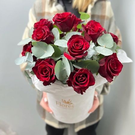 Букет живых цветов FLORES Бархатные бордовые розы с эвкалиптом в стильной коробочке stobag бархатные сумки 50 шт