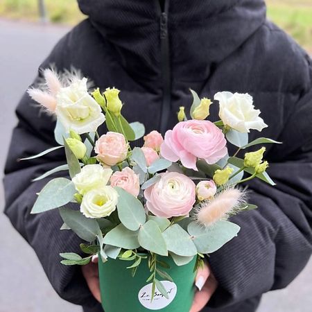 Букет живых цветов LE BOUQUET Букет лютиков (ранункулюсов) с эустомой