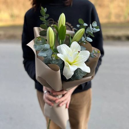 Букет живых цветов LE BOUQUET Букет из махровой пионовидной лилии с эвкалиптом 1 шт букет лилии конэко о искусственный 25 см