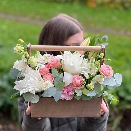 Букет живых цветов LE BOUQUET Букет из пионовидных роз с лилией и диантусов