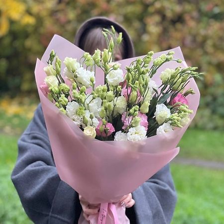 Букет живых цветов LE BOUQUET Нежный букет из белых и розовых лизиантусов букет живых ов 4 сезона монобукет из 15 ярко розовых роз
