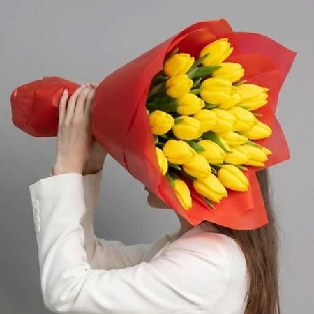 Букет живых цветов ВОРНИКОВ - БУКЕТЫ VORNIKOV BOUQUETS Букет из 25 желтых тюльпанов