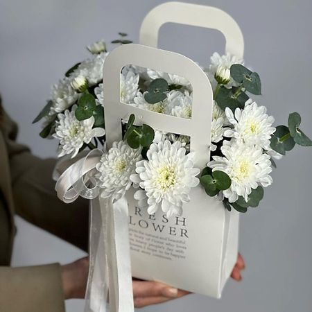 Букет живых цветов ART FLORA Авторская сумочка с белой хризантемой maxgoods парчовая сумочка для украшений