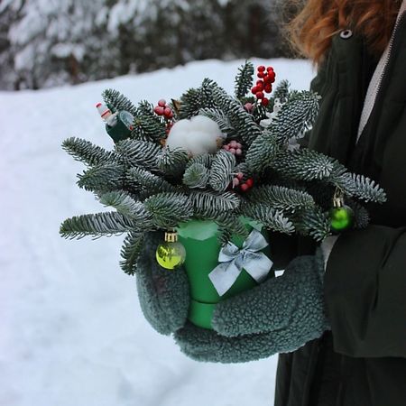 Букет живых цветов DARI ЦВЕТЫ Композиция новогодняя в шляпной коробке электрогирлянда новогодняя best technology 1080 led 39 9 м со стартовым шнуром