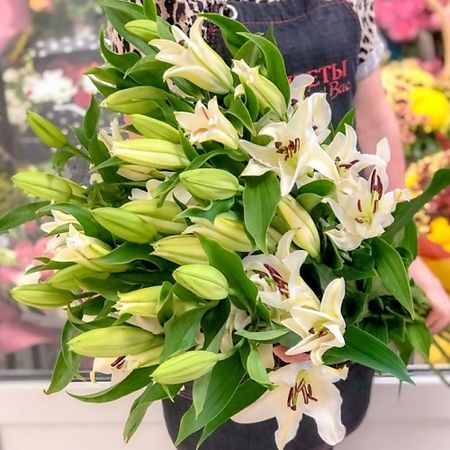 Букет живых цветов ЦВЕТЫ ДЛЯ ВАС Лилии 3 шт искусственные шелковые лилии
