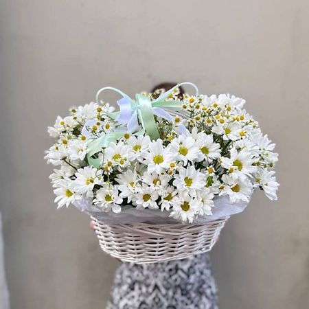 Букет живых цветов РЯБИНА ЦВЕТОЧНАЯ МАСТЕРСКАЯ Композиция из хризантем и ромашек в плетёной корзине