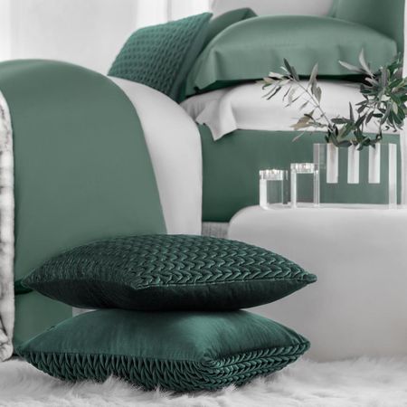 Подушка декоративная Togas Нотарио зеленая 45х45 см