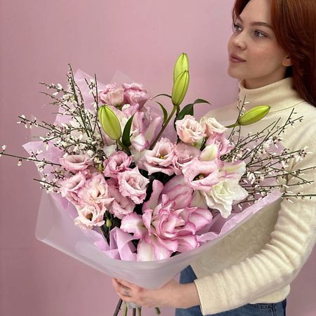 Букет живых цветов ЗАЦВЕТАЙ. ЦВЕТОЧНЫЙ БУТИК Ароматный бум с весенней генистой и пионовидной лилией