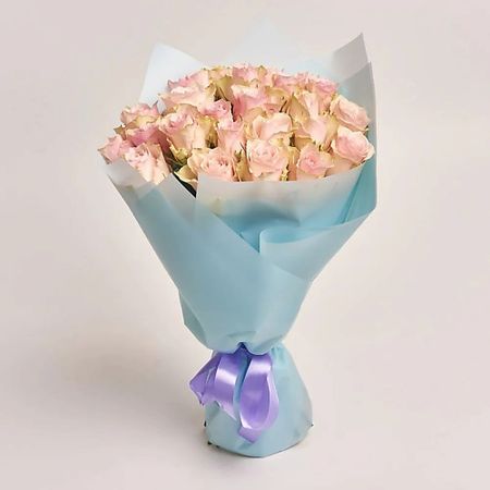 Букет живых цветов AZALIANOW ЦВЕТЫ. ПОДАРКИ. ДЕКОР Букет из 25 розовых роз в голубой пленке