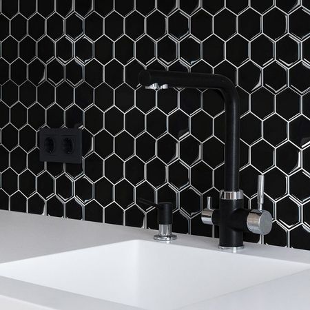 панель декоративная самоклеящаяся BESTENHAUS Гексагон черный 300х300мм 4шт.