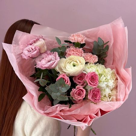 Букет живых цветов ЗАЦВЕТАЙ. ЦВЕТОЧНЫЙ БУТИК «Конфетный поцелуй» дизайнерский букет с кружевным ранункулюсом